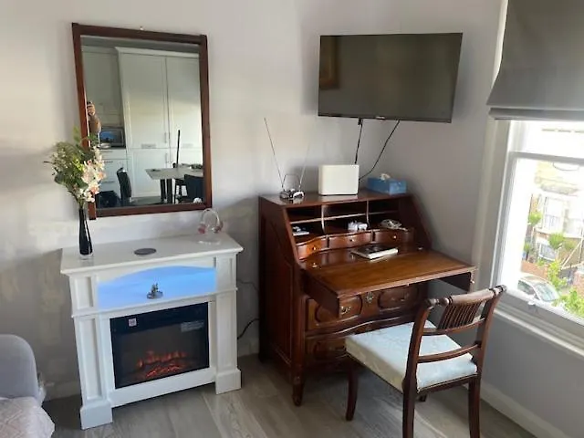 Elegant Terrace Flat C