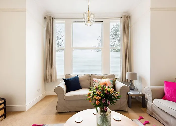 Heart Of Ealing Apartment With Garden