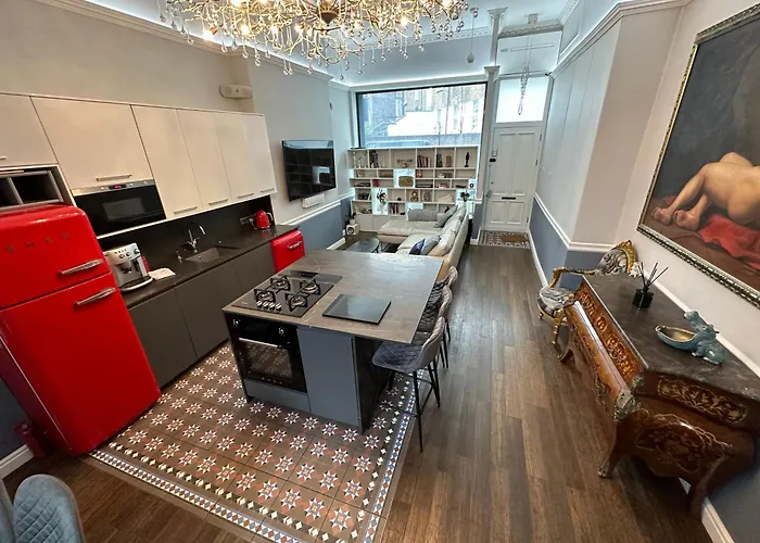 Unique Luxury Home In The Heart Of London. Air Conditioned With Private Garden