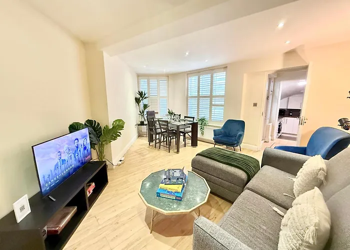 3 Bedroom Apartment With Private Terrace In Pimlico, Westminster, Victoria