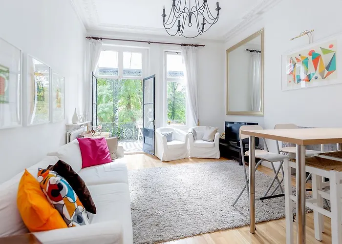 Earls Court Apartments By Basetogo