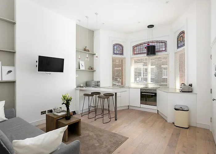 Bright 2BR Home in West Kensington, 6 guests