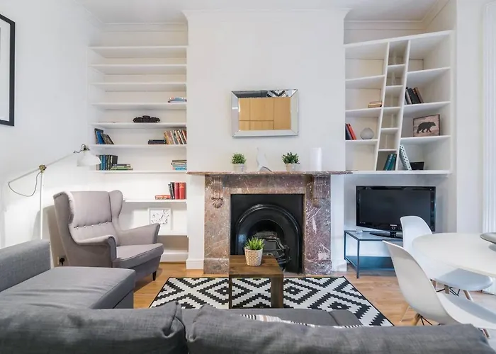 2Br Spacious Flat In West Kensington Fits 6!
