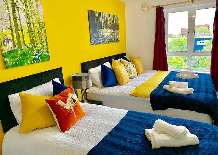 2 Bedrooms Modern Apartment, Lounge, Full Kitchen, Balcony, 5 minutes Stratford Station