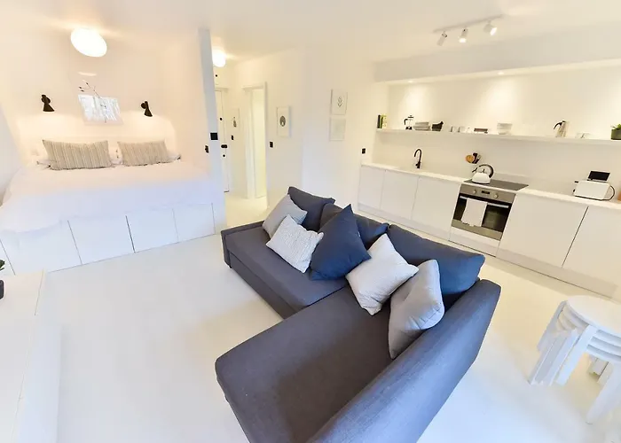 Minimalist Studio With Balcony In Kensington, Sleeps 4