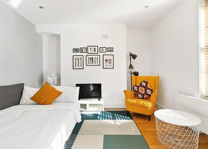 Chic & Contemporary 2-Bed Flat, Sleeps 6, In Soho
