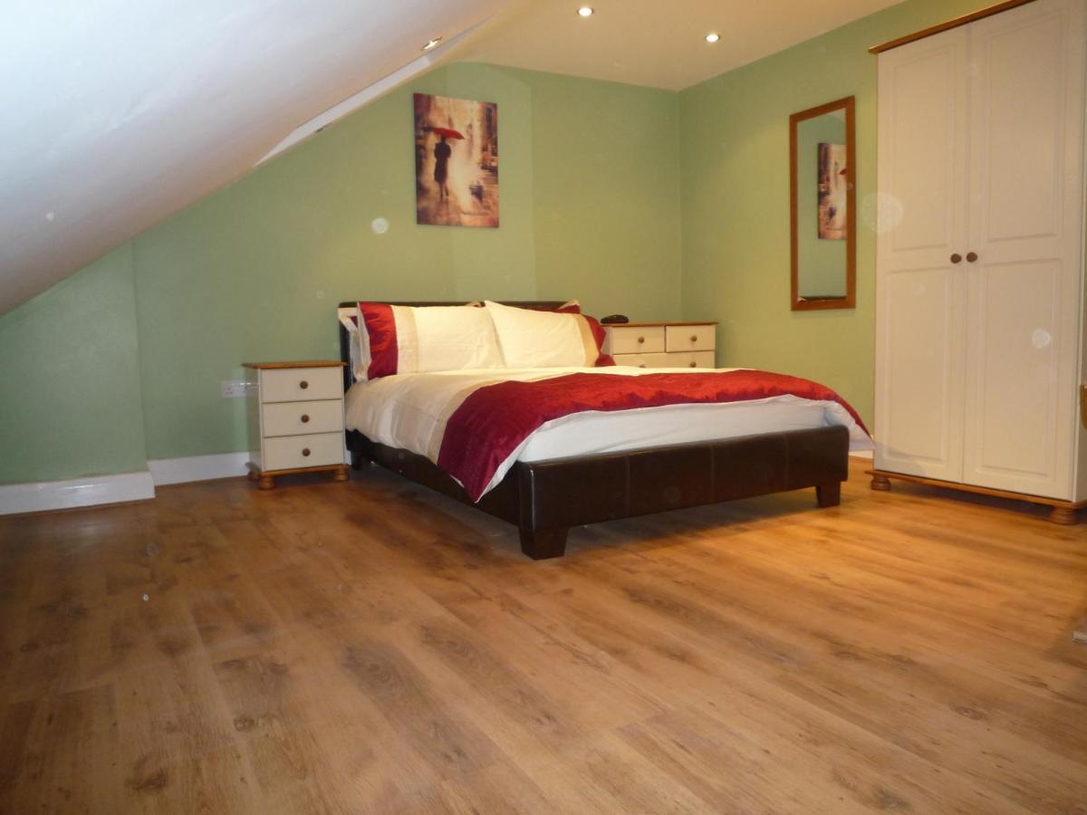 Three Bedroom Flat, Camborne Avenue W13 London