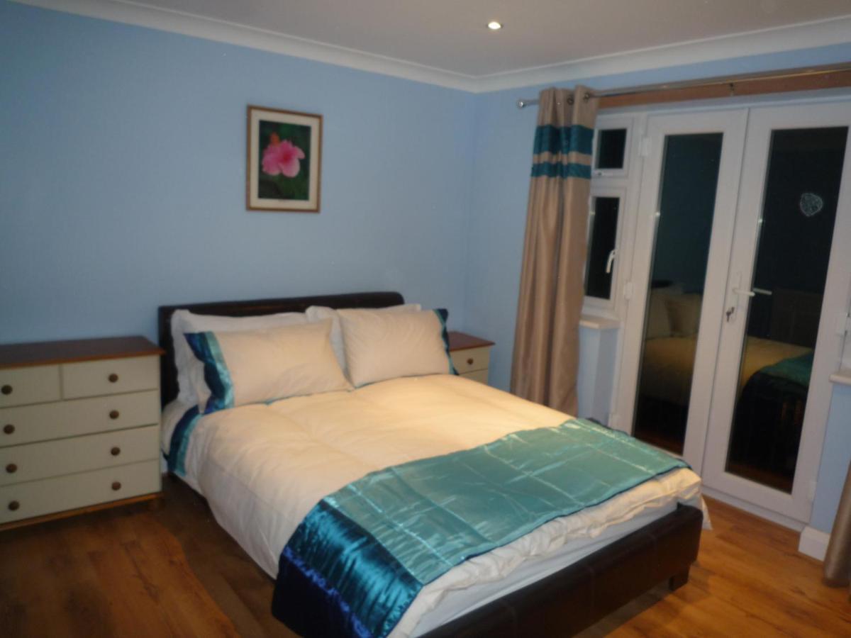 Three Bedroom Flat, Camborne Avenue W13 Holiday home