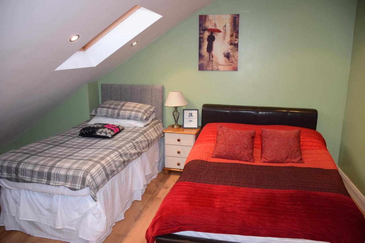 Three Bedroom Flat, Camborne Avenue W13 * London