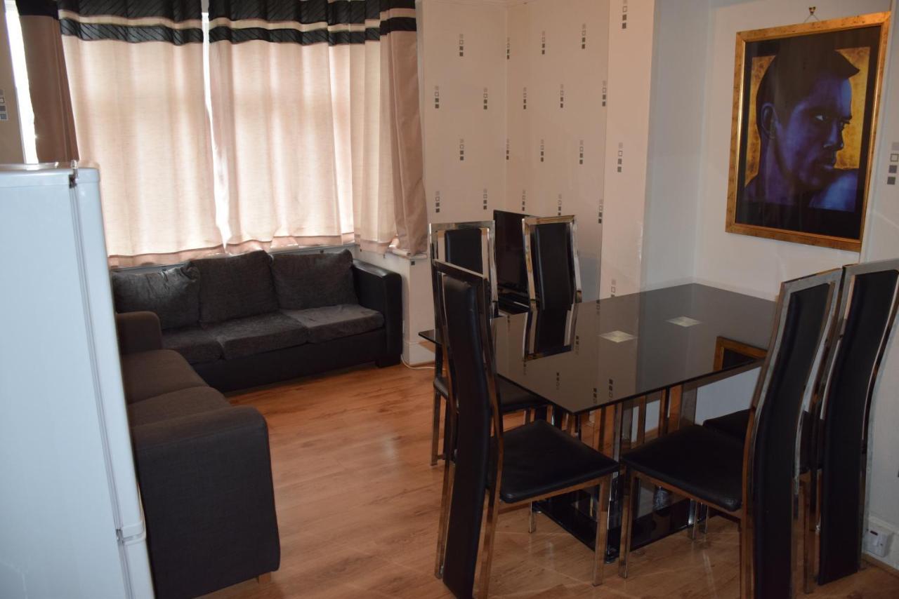 Three Bedroom Flat, Camborne Avenue W13 London