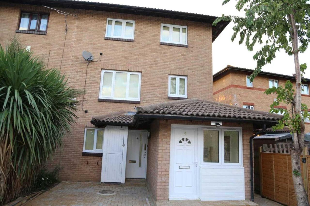 Holiday home Budget 4-bedrooms In Thamesmead London