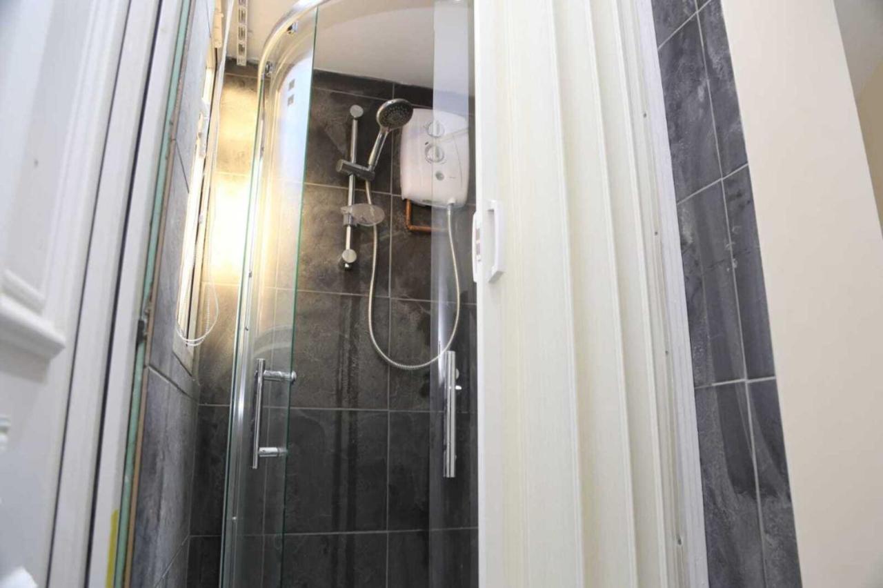 Budget 4-bedrooms In Thamesmead Holiday home London