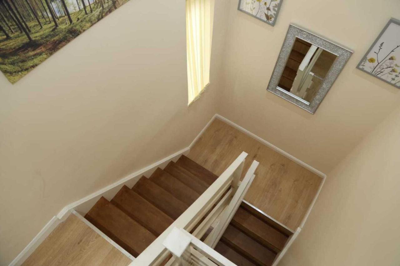 Budget 4-bedrooms In Thamesmead Holiday home *