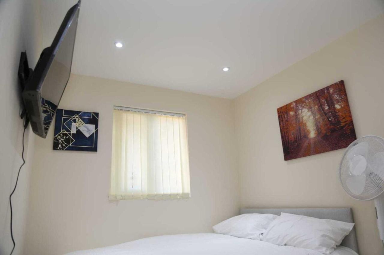 Budget 4-bedrooms In Thamesmead Holiday home *