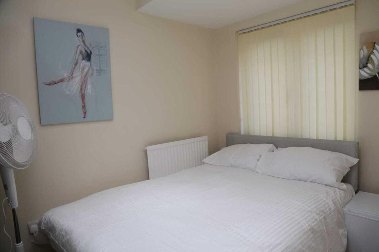 Budget 4-bedrooms In Thamesmead Holiday home