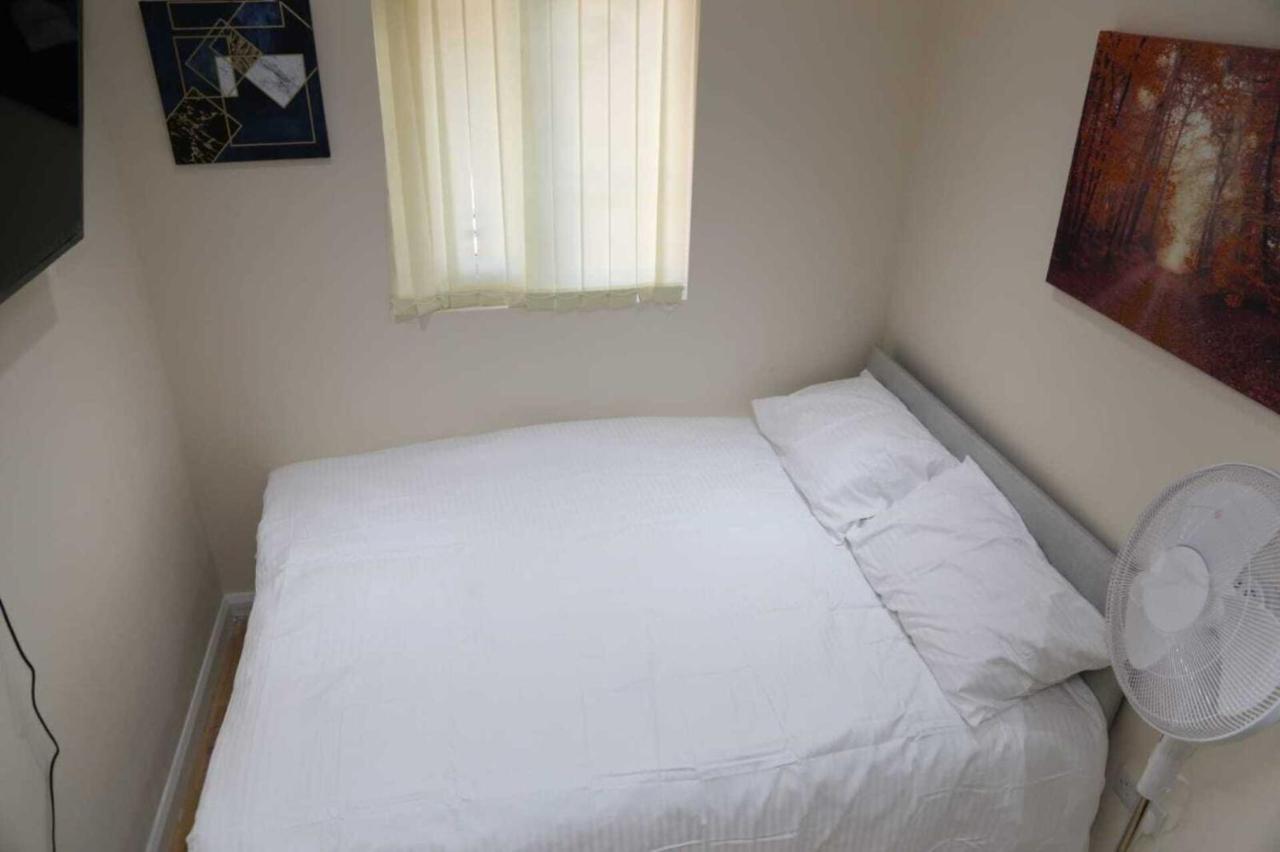 Holiday home Budget 4-bedrooms In Thamesmead London