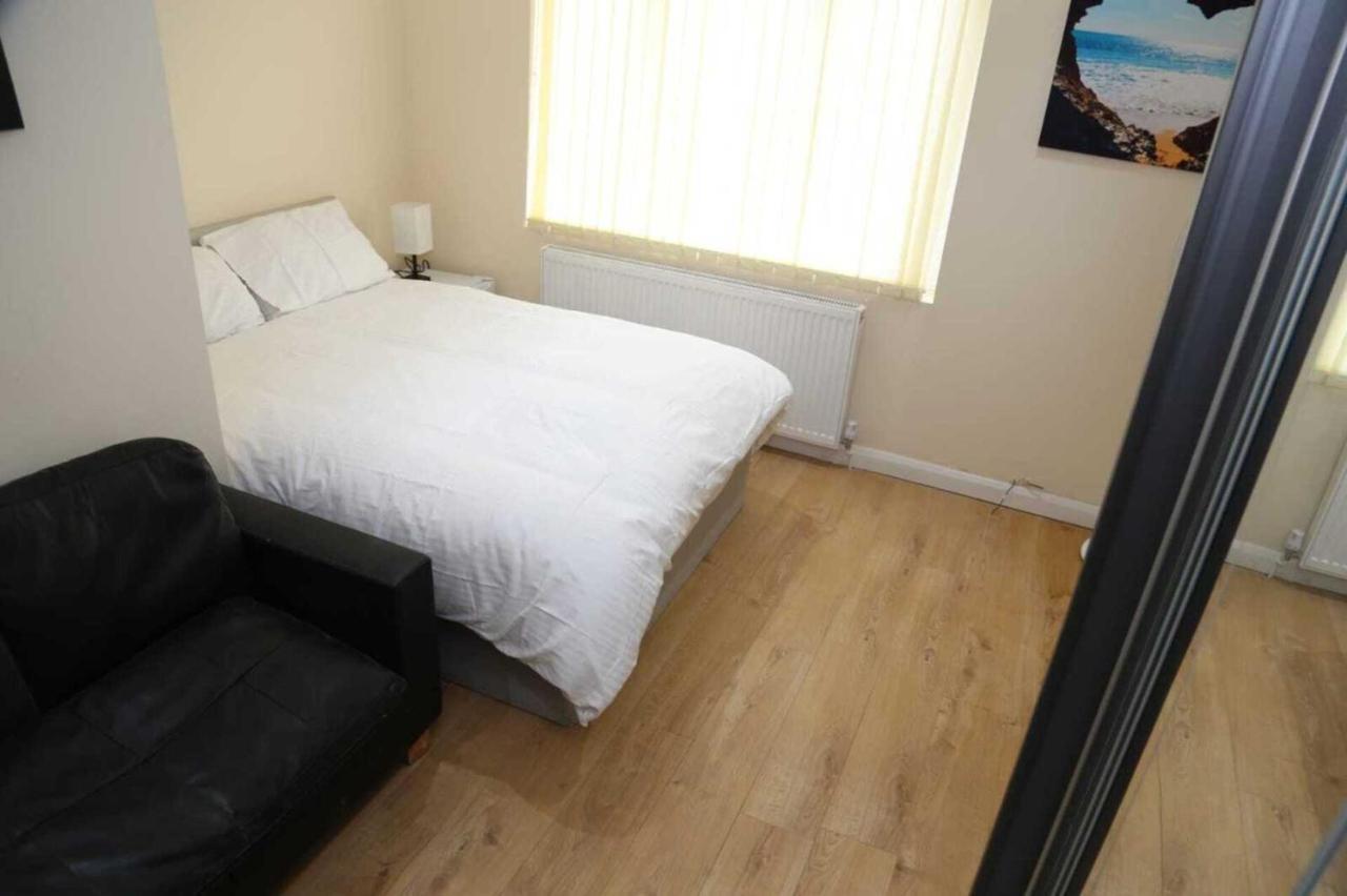Budget 4-bedrooms In Thamesmead Holiday home