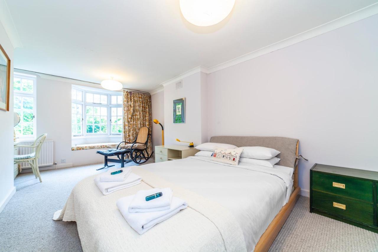 Kynance Mews Rustic And Unique Three Bedroom Mews House With A Private Courtyard Londen
