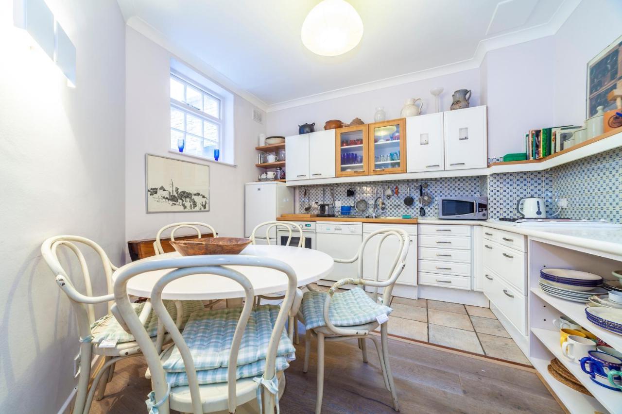 Kynance Mews Rustic And Unique Three Bedroom Mews House With A Private Courtyard Vakantiehuis Londen