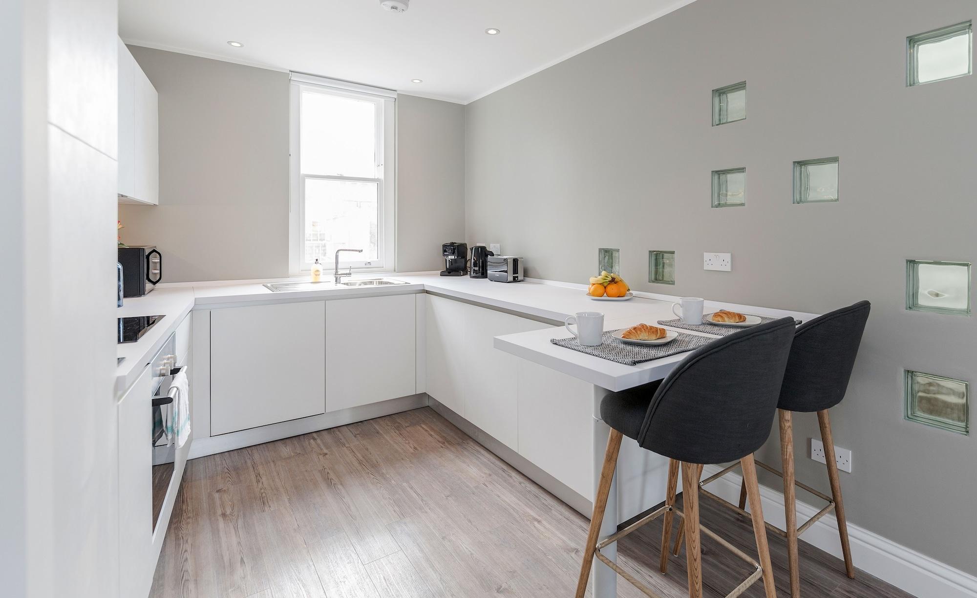 Soho 1 Bed L3 By Basetogo *