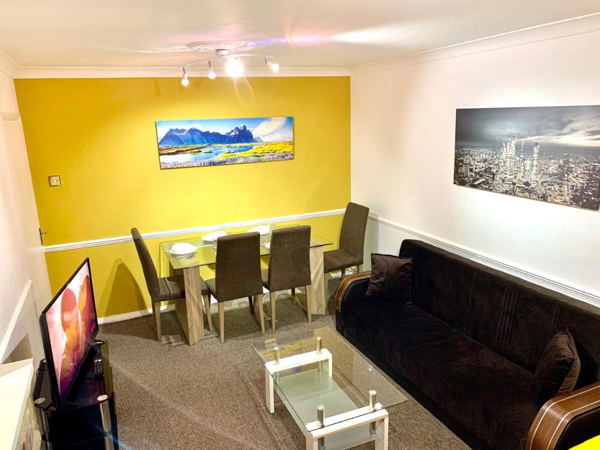 Excel 2 Bedrooms, Reception, Spacious * Londres