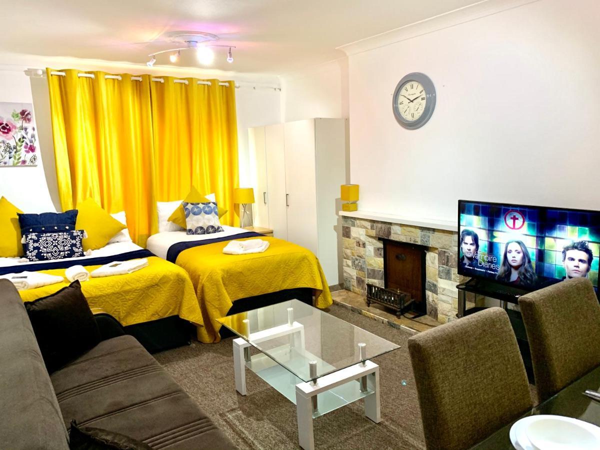 Excel 2 Bedrooms, Reception, Spacious Apartamento *
