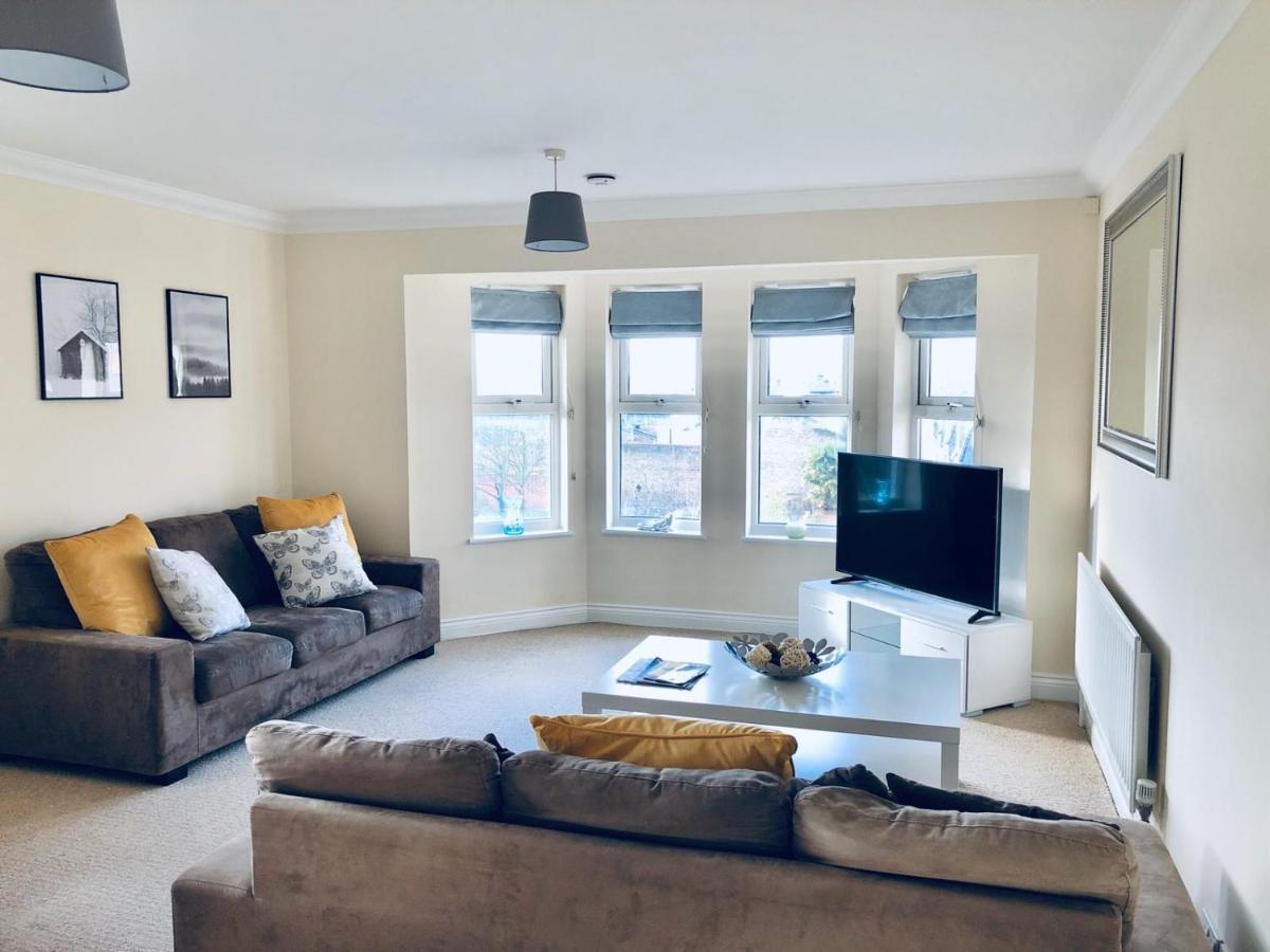 Apartment 2 Bed 2 Bath Flat With Private Parking And 3 Min To Tube