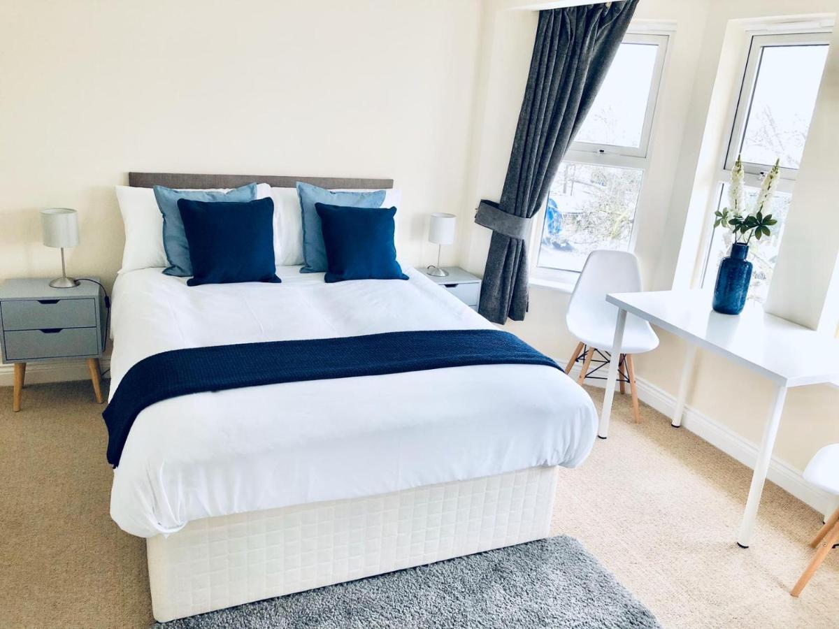 2 Bed 2 Bath Flat With Private Parking And 3 Min To Tube * London