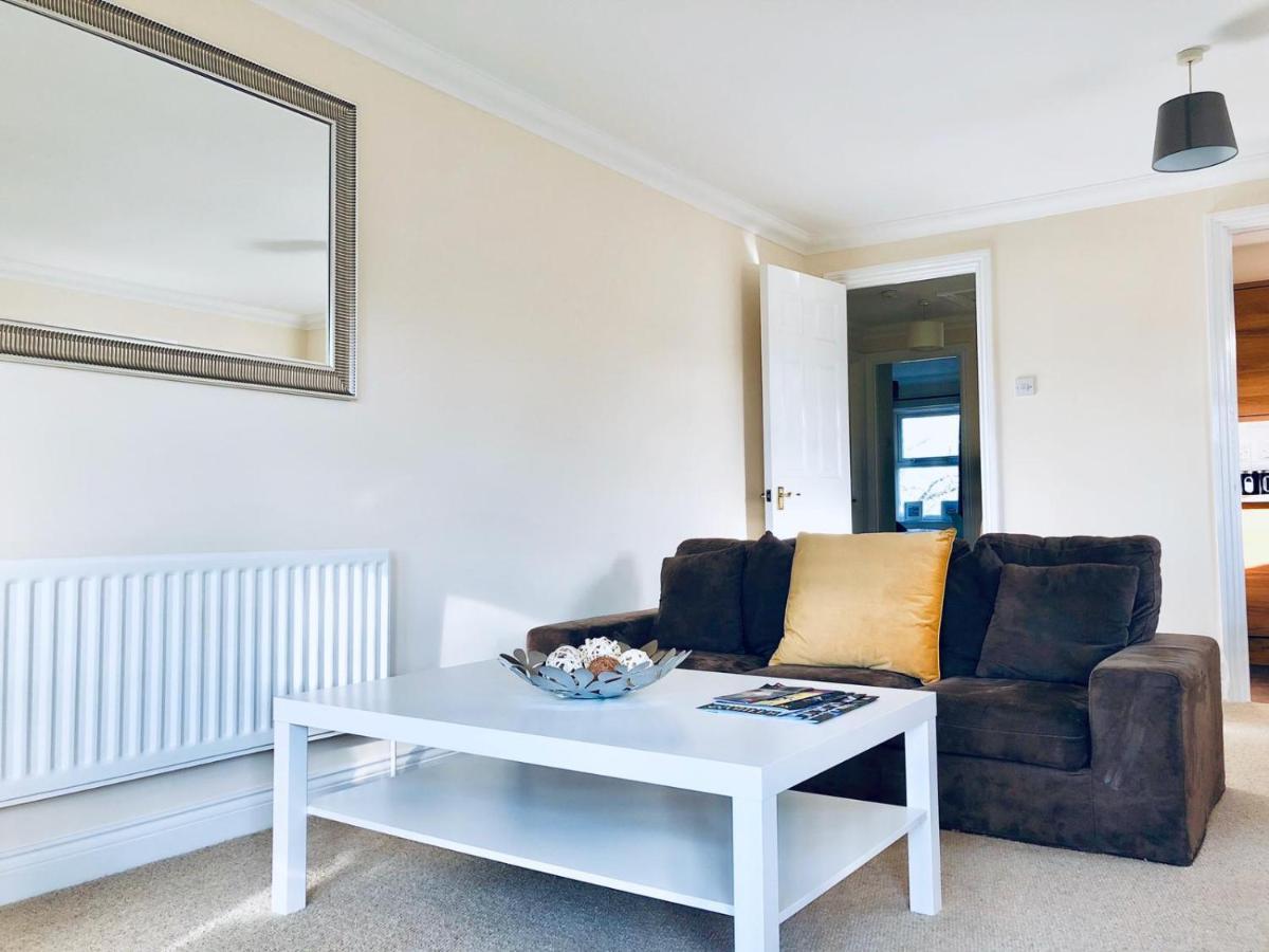2 Bed 2 Bath Flat With Private Parking And 3 Min To Tube Apartment London
