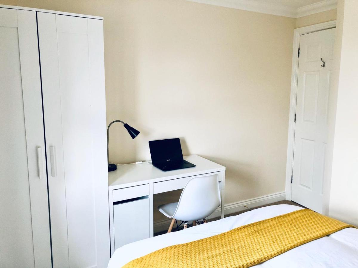Apartment 2 Bed 2 Bath Flat With Private Parking And 3 Min To Tube *
