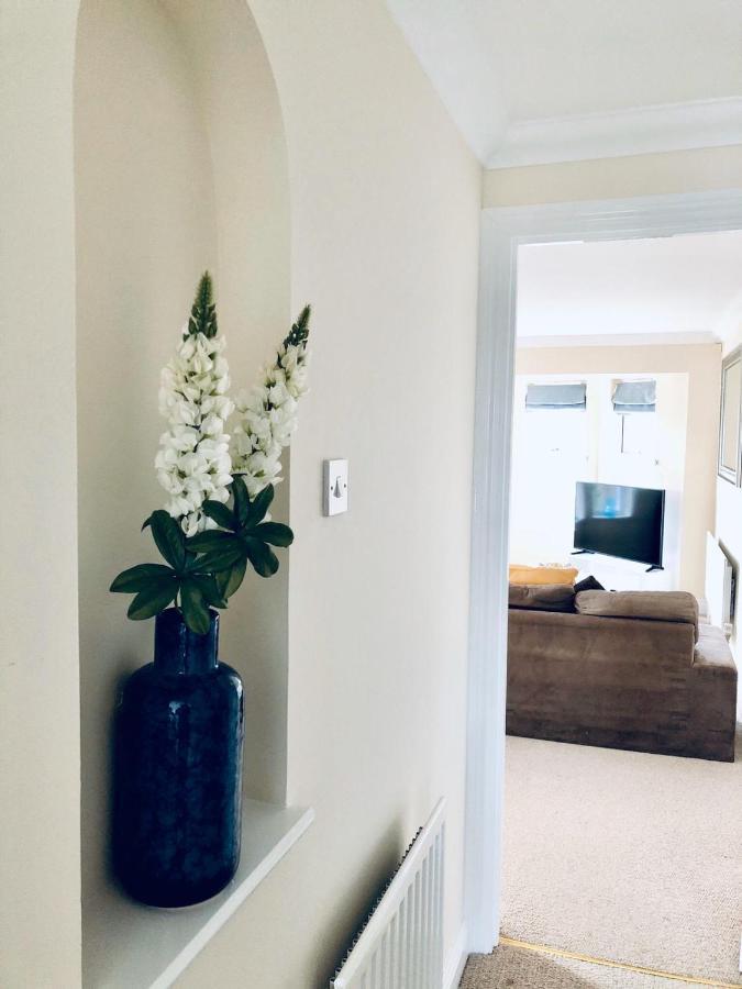 2 Bed 2 Bath Flat With Private Parking And 3 Min To Tube *