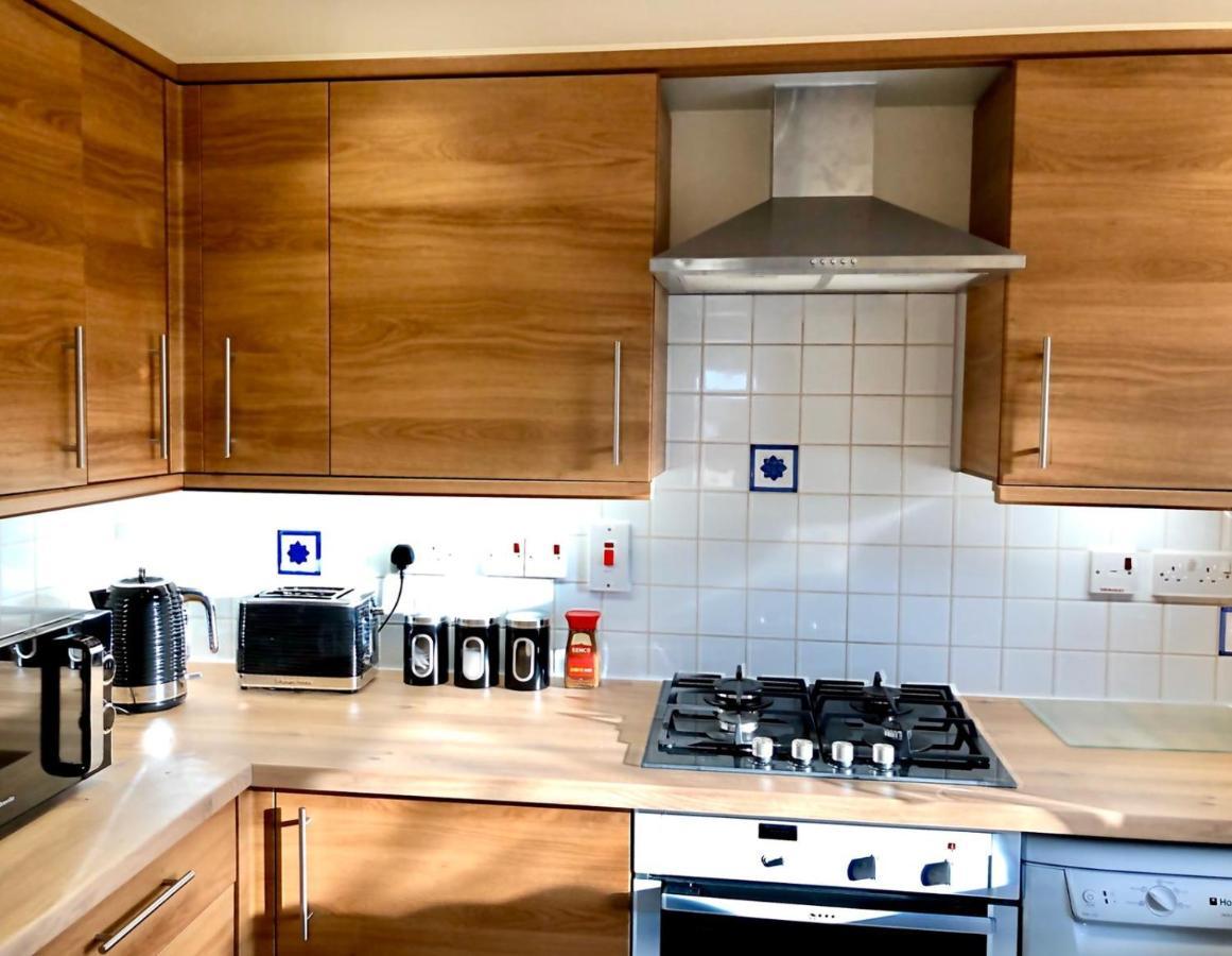 2 Bed 2 Bath Flat With Private Parking And 3 Min To Tube London