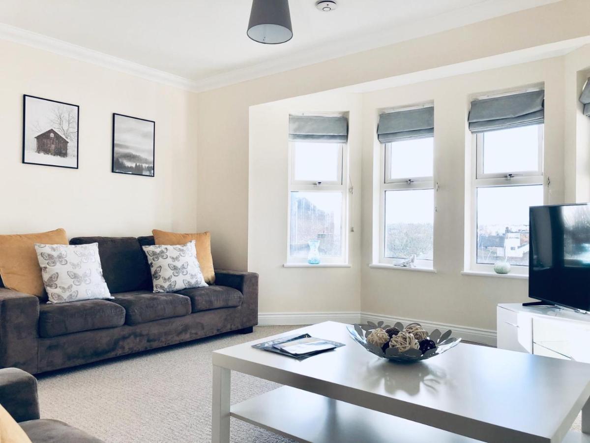 2 Bed 2 Bath Flat With Private Parking And 3 Min To Tube Apartment *