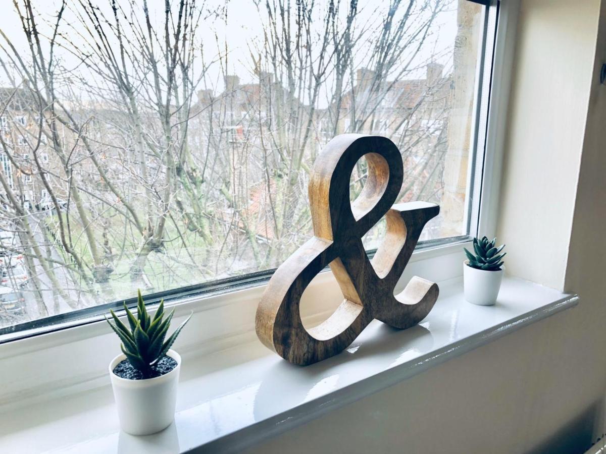 2 Bed 2 Bath Flat With Private Parking And 3 Min To Tube