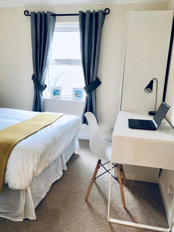 2 Bed 2 Bath Flat With Private Parking And 3 Min To Tube Apartment London
