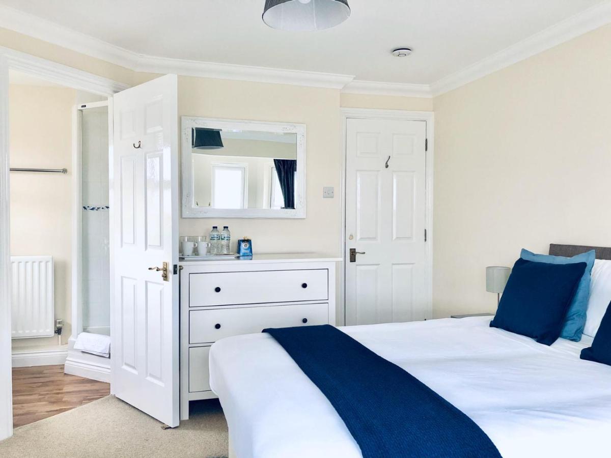 2 Bed 2 Bath Flat With Private Parking And 3 Min To Tube * London