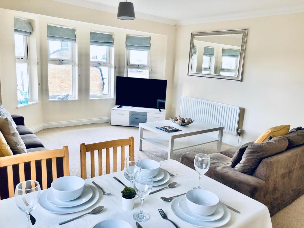 Apartment 2 Bed 2 Bath Flat With Private Parking And 3 Min To Tube *