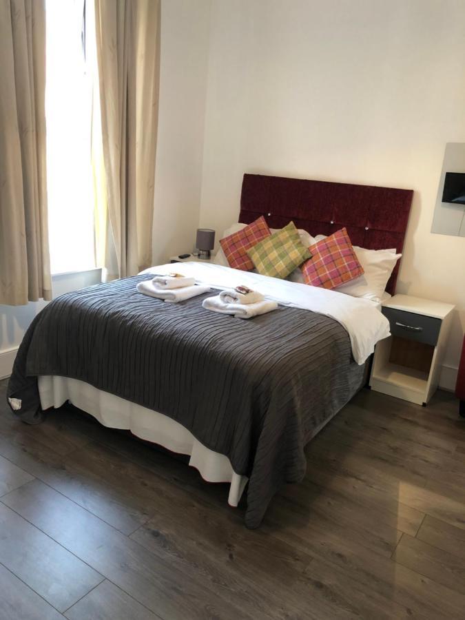 Islington Apartment *