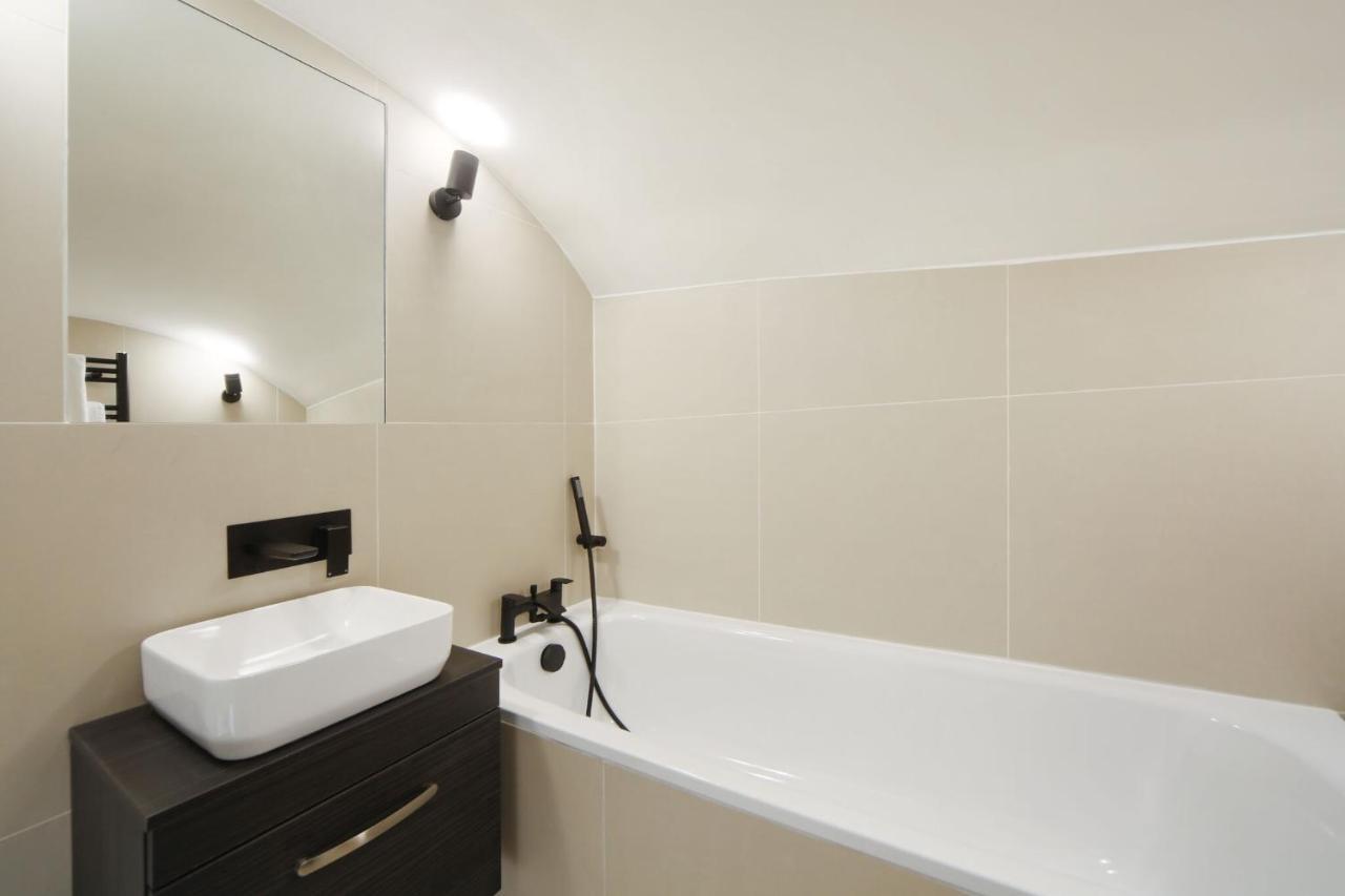 Apartment Newly Refurbished Flat With Patio. By Hyde Park