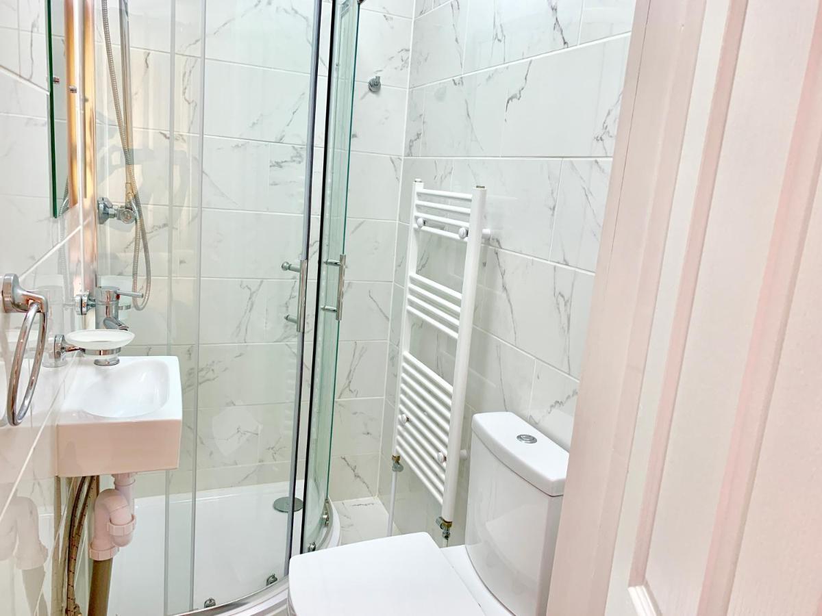 Appartement Spacious 2 Bedrooms 2 Baths With Garden&parking Londen