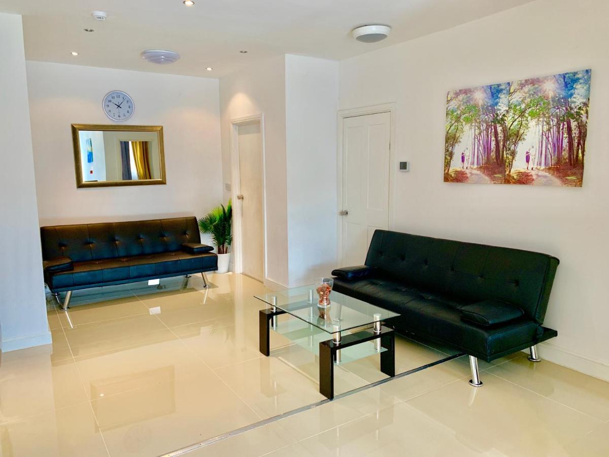 Spacious 2 Bedrooms 2 Baths With Garden&parking Londen