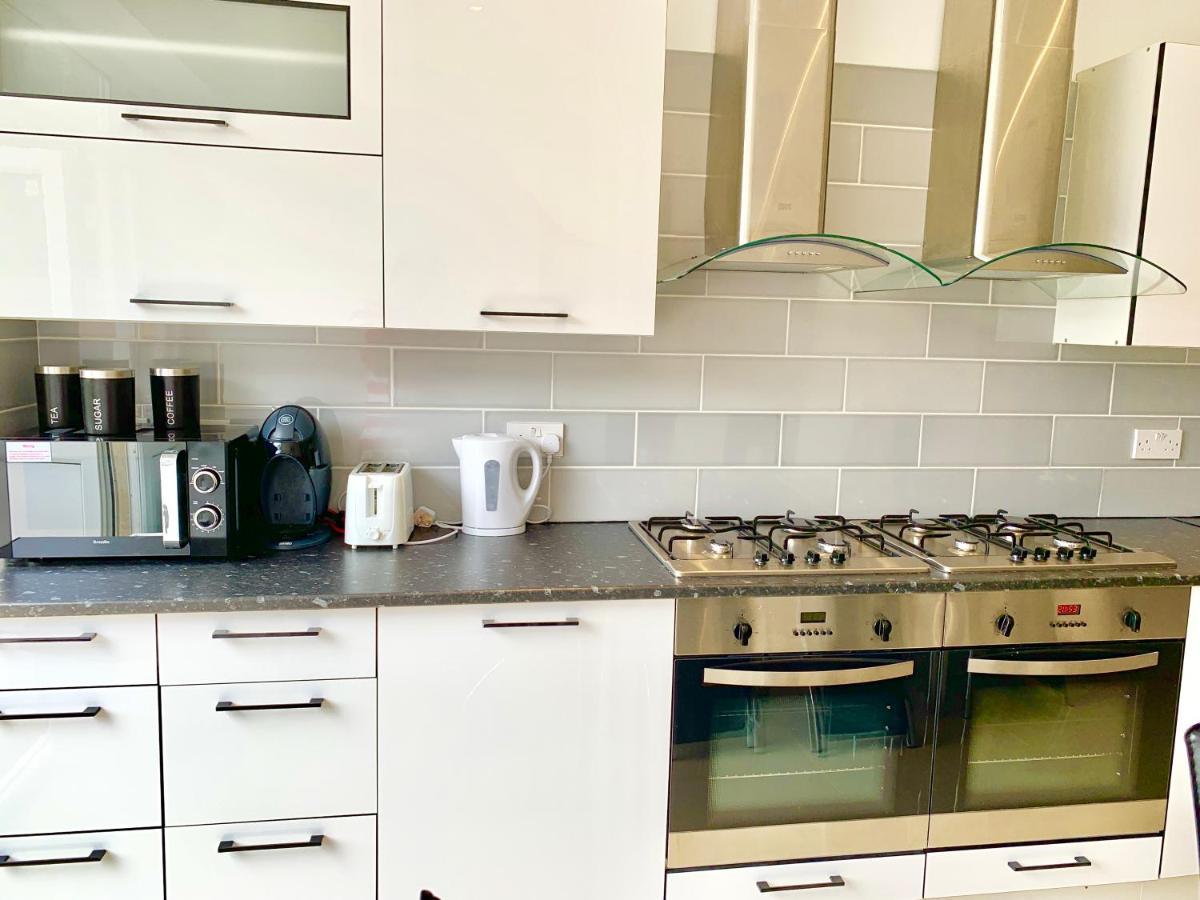 Spacious 2 Bedrooms 2 Baths With Garden&parking Londen