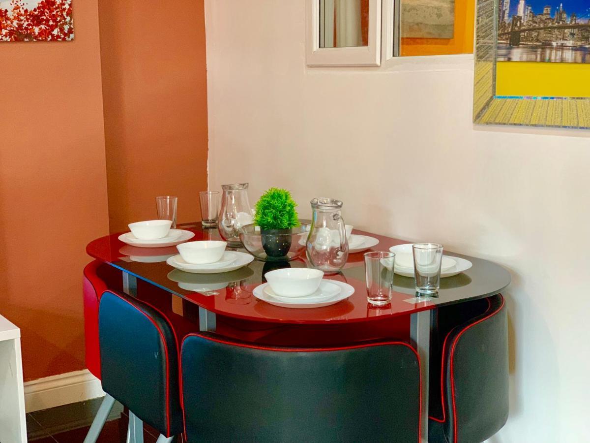 4 Bedrooms, 3 Baths, Full Kitchen&lounge, Garden, Free Parking Apartment