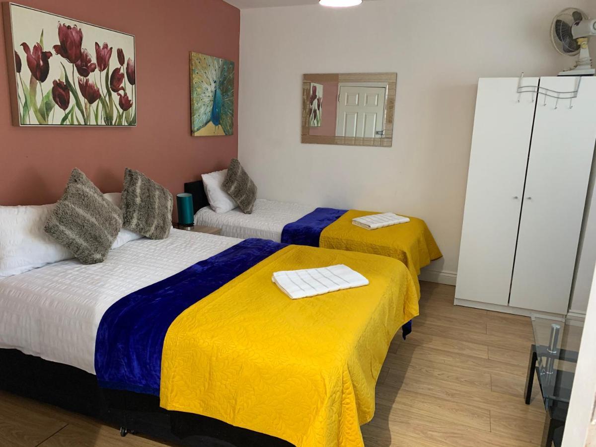 4 Bedrooms, 3 Baths, Full Kitchen&lounge, Garden, Free Parking * London