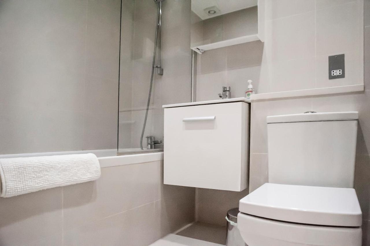 Unique 2bed/2bath - Top Floor - Private Balcony * London