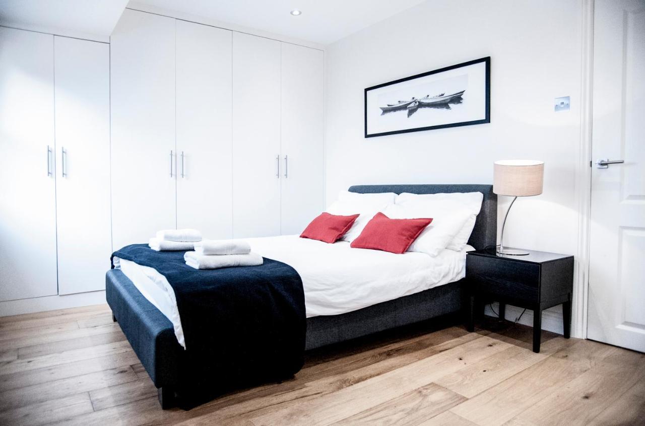 Unique 2bed/2bath - Top Floor - Private Balcony Apartment London