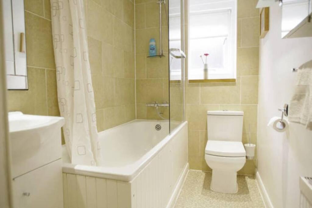2 Bedroom With Patio - Ideal Location Zone 1 * London