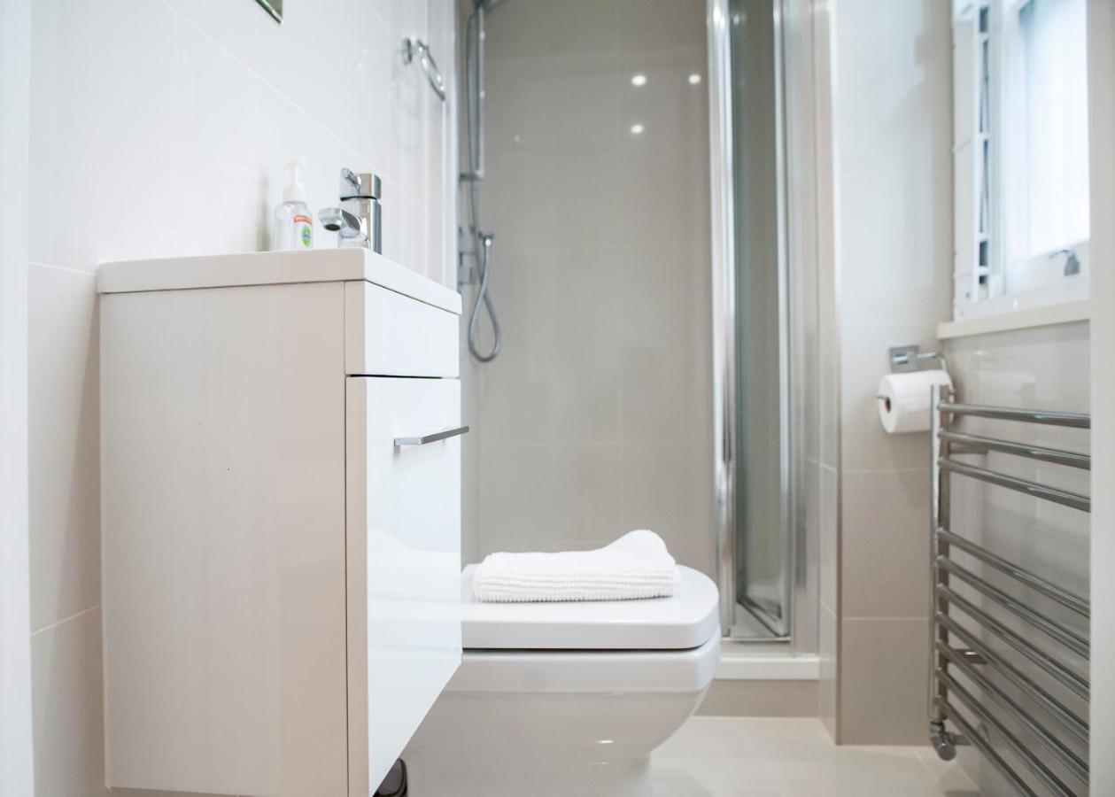 Unique 2bed/2bath - Top Floor - Private Balcony London