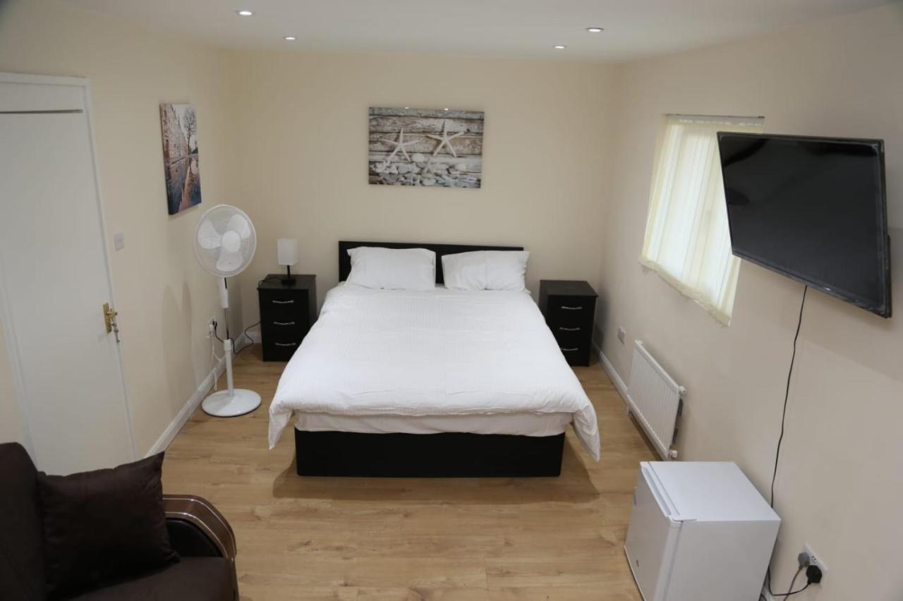 Budget 4-bedrooms In Thamesmead Holiday home London