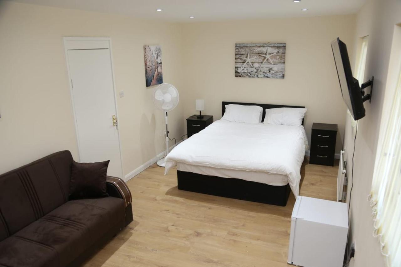 Budget 4-bedrooms In Thamesmead Holiday home London
